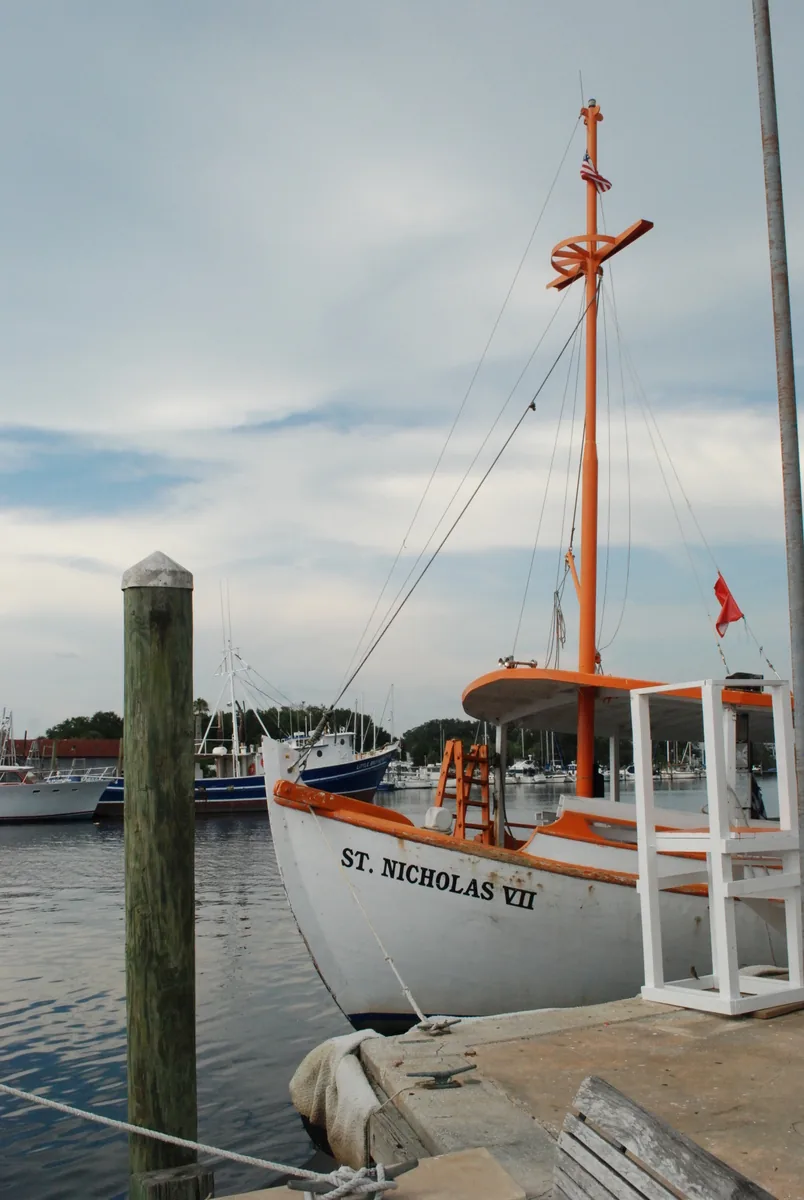 White sponge boat tied up at the Sponge Docks in Tarpon Springs, FL